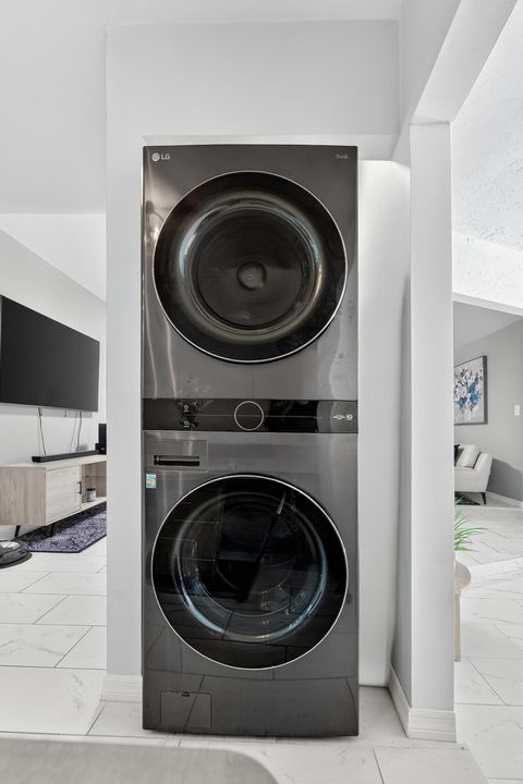 Active With Contract: $340,000 (2 beds, 2 baths, 1283 Square Feet)