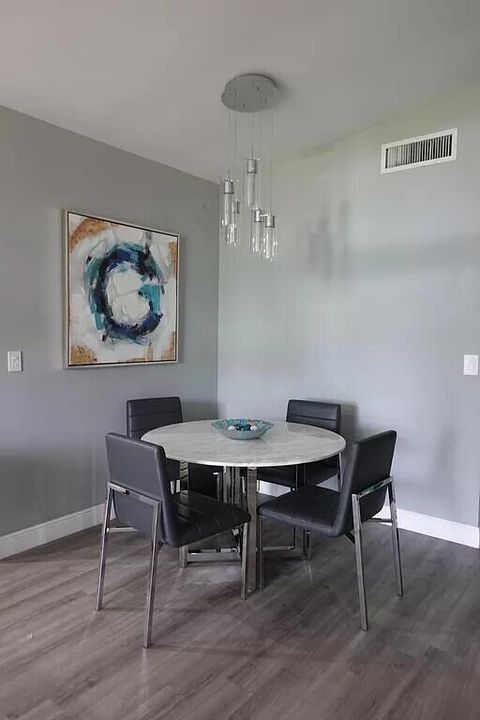 合同活跃: $3,000 (3 贝兹, 2 浴室, 1200 平方英尺)