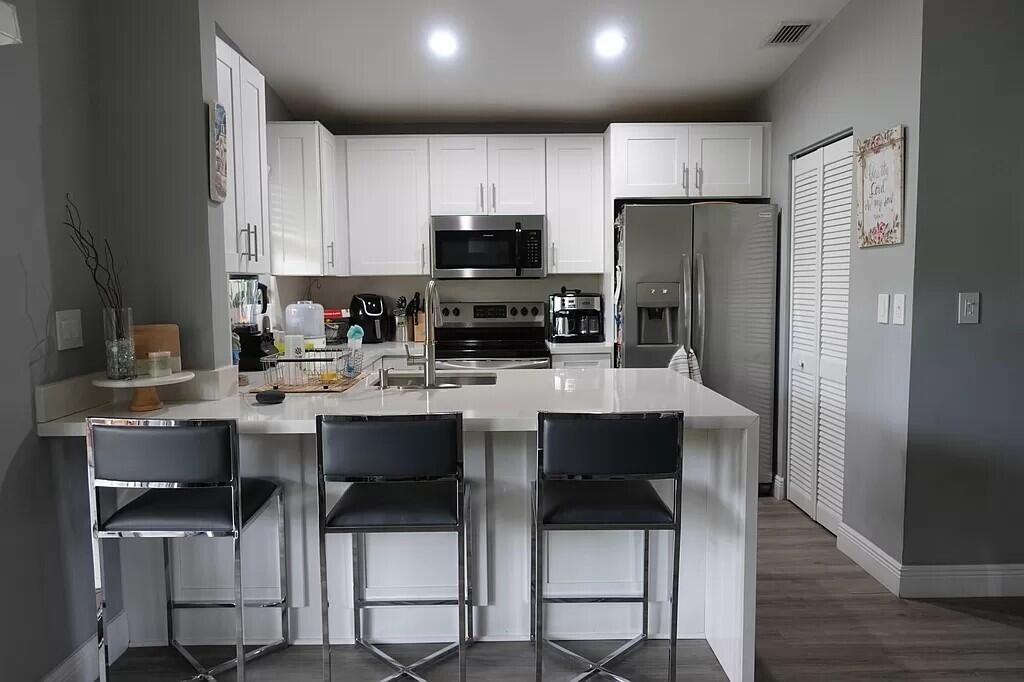 合同活跃: $3,000 (3 贝兹, 2 浴室, 1200 平方英尺)