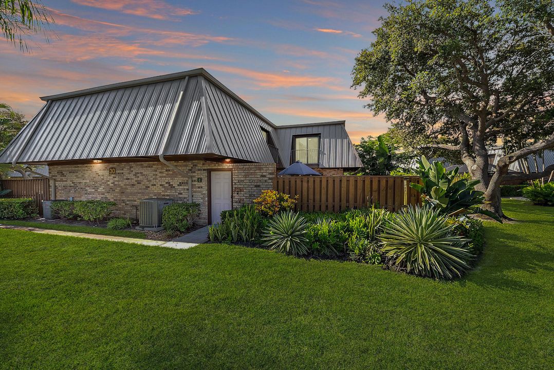 For Sale: $675,000 (2 beds, 2 baths, 1708 Square Feet)