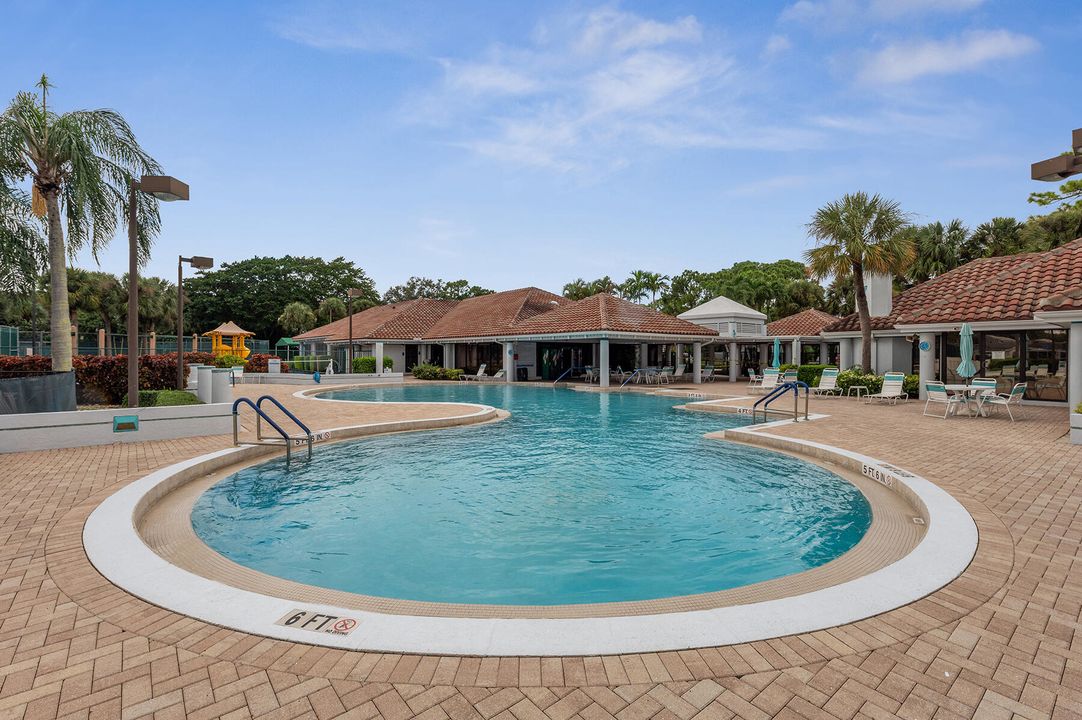 Active With Contract: $397,500 (3 beds, 2 baths, 1456 Square Feet)