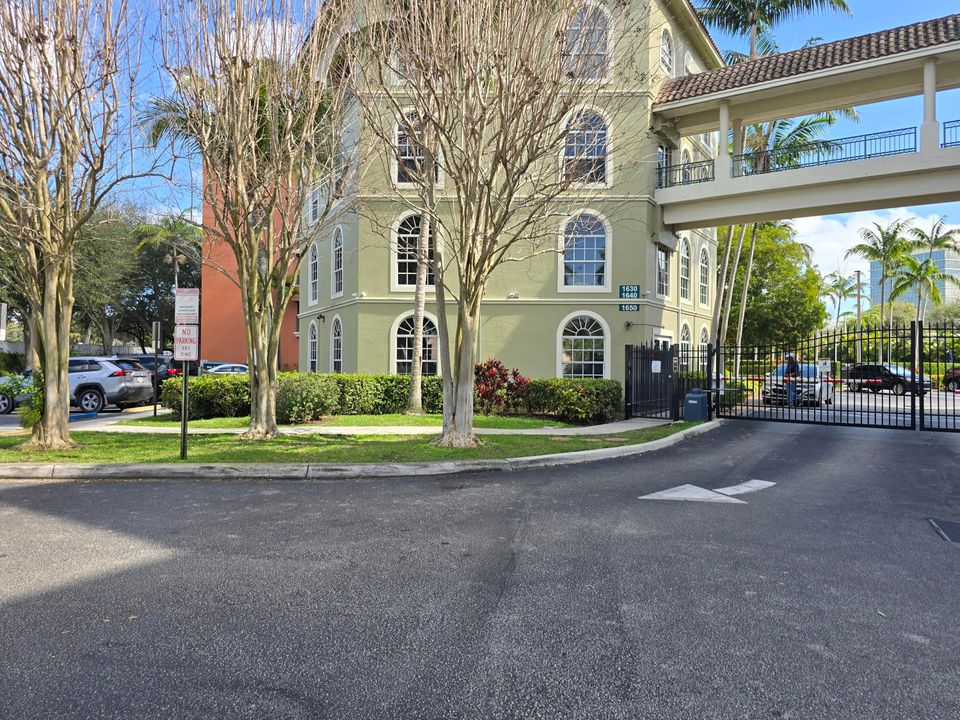 For Sale: $278,999 (2 beds, 2 baths, 1424 Square Feet)