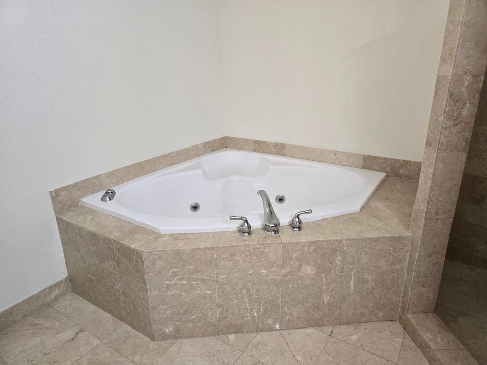 For Sale: $278,999 (2 beds, 2 baths, 1424 Square Feet)