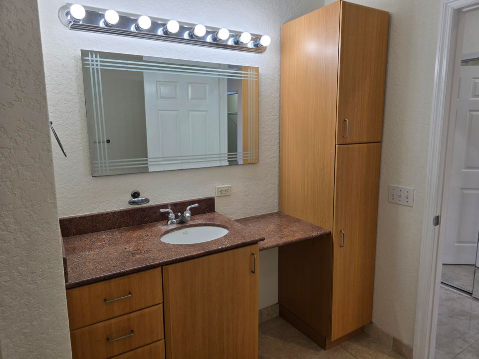 For Sale: $278,999 (2 beds, 2 baths, 1424 Square Feet)