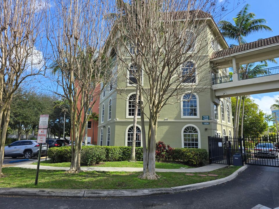 For Sale: $278,999 (2 beds, 2 baths, 1424 Square Feet)