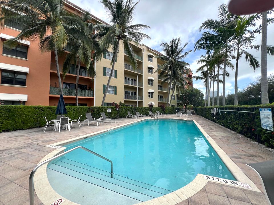 Active With Contract: $2,200 (2 beds, 2 baths, 1344 Square Feet)