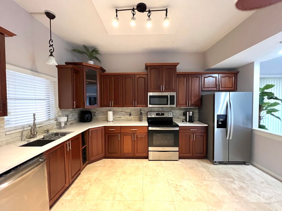 Active With Contract: $2,200 (2 beds, 2 baths, 1344 Square Feet)