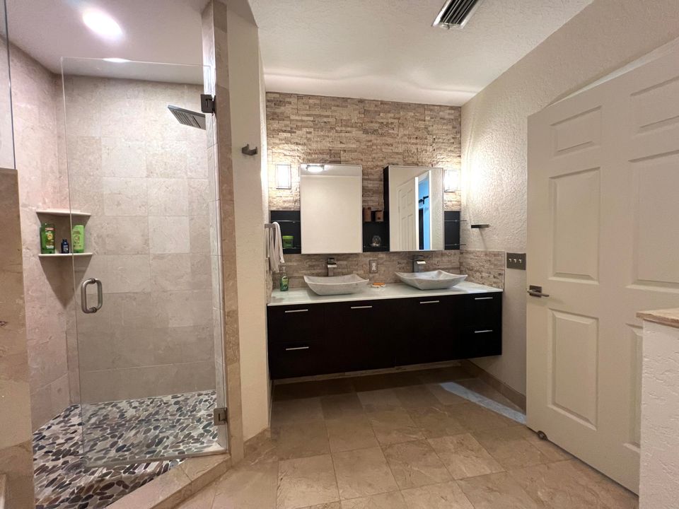 Active With Contract: $2,200 (2 beds, 2 baths, 1344 Square Feet)