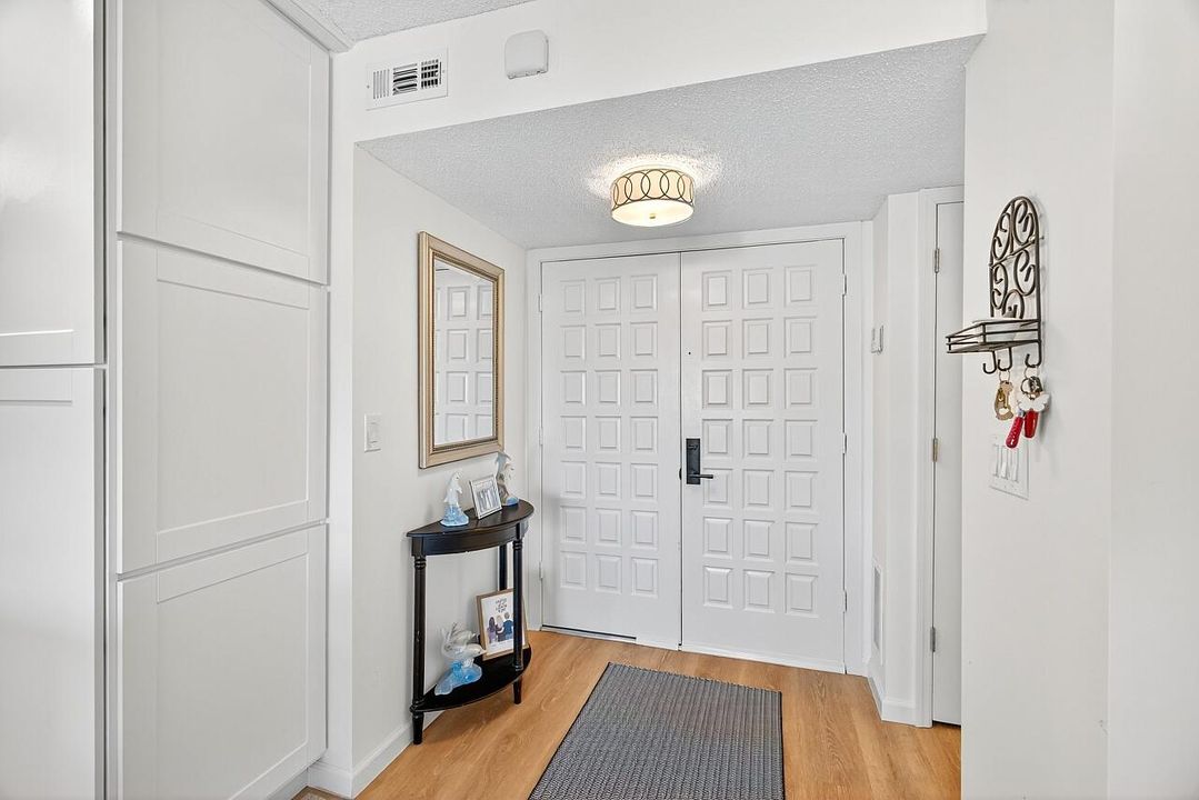 Под контрактом: $175,000 (2 спален, 2 ванн, 1044 Квадратных фут)