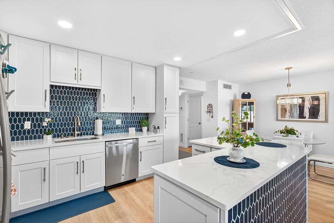 Под контрактом: $175,000 (2 спален, 2 ванн, 1044 Квадратных фут)