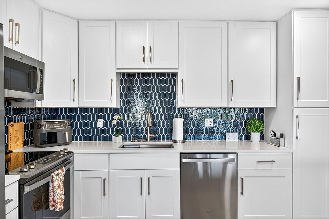 Под контрактом: $175,000 (2 спален, 2 ванн, 1044 Квадратных фут)