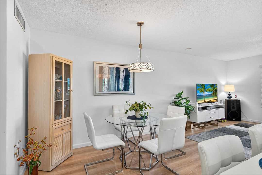 Под контрактом: $175,000 (2 спален, 2 ванн, 1044 Квадратных фут)