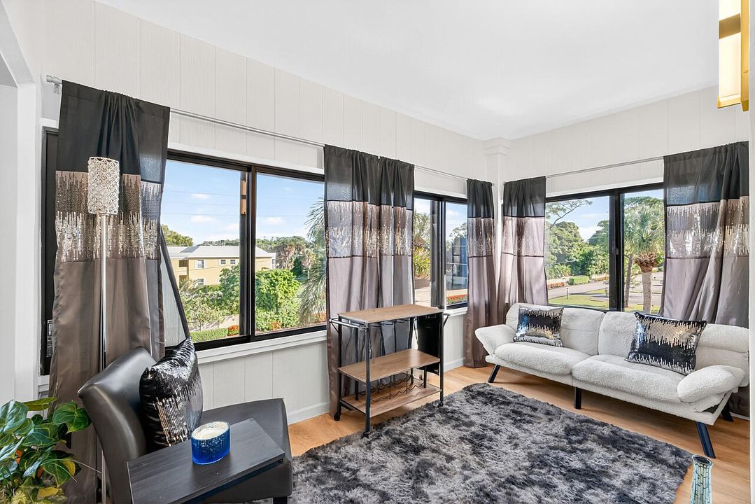 Под контрактом: $175,000 (2 спален, 2 ванн, 1044 Квадратных фут)