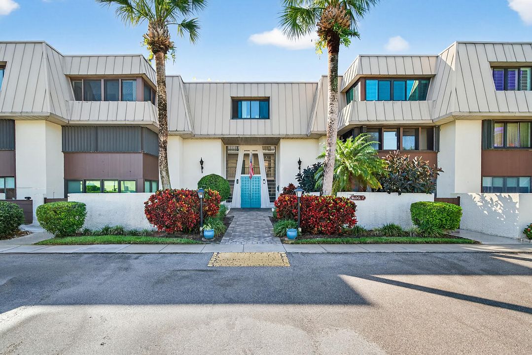 Под контрактом: $175,000 (2 спален, 2 ванн, 1044 Квадратных фут)