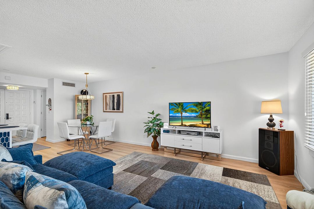 Под контрактом: $175,000 (2 спален, 2 ванн, 1044 Квадратных фут)