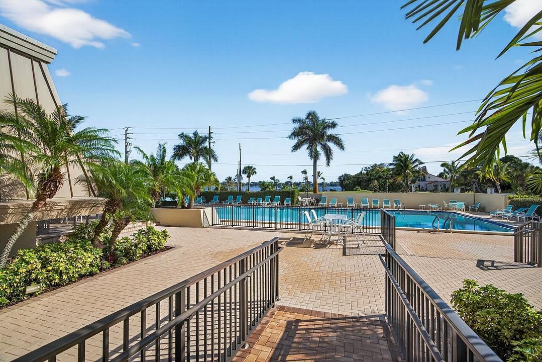 Под контрактом: $175,000 (2 спален, 2 ванн, 1044 Квадратных фут)