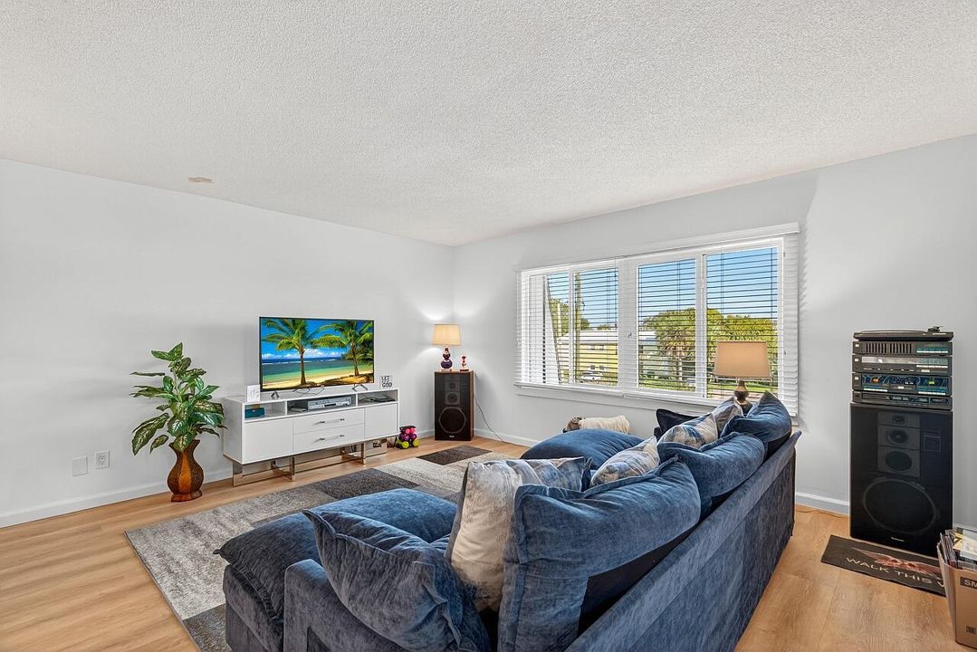 Под контрактом: $175,000 (2 спален, 2 ванн, 1044 Квадратных фут)