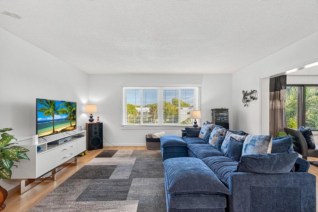 Под контрактом: $175,000 (2 спален, 2 ванн, 1044 Квадратных фут)