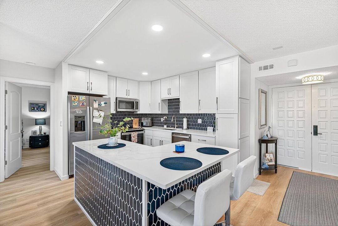 Под контрактом: $175,000 (2 спален, 2 ванн, 1044 Квадратных фут)