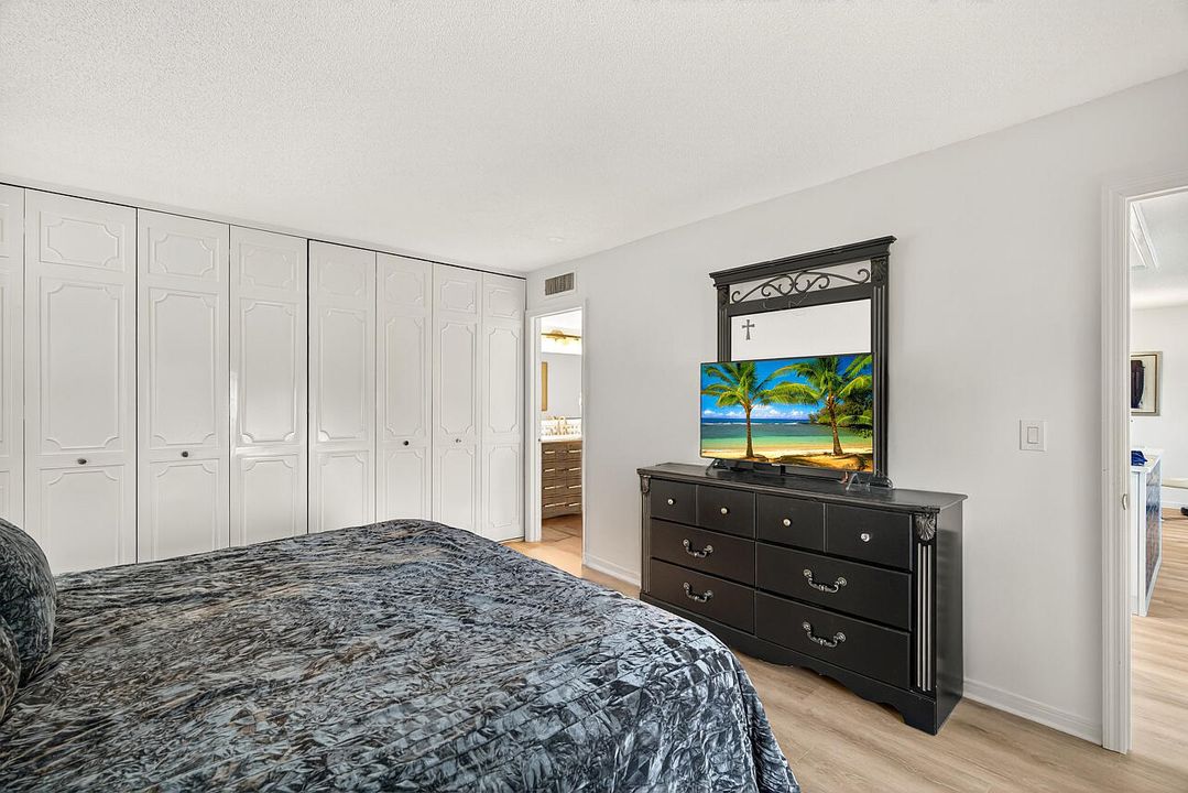 Под контрактом: $175,000 (2 спален, 2 ванн, 1044 Квадратных фут)