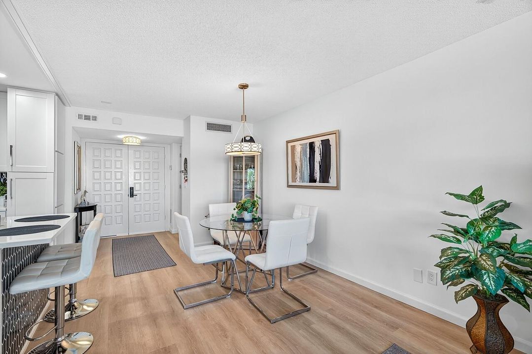 Под контрактом: $175,000 (2 спален, 2 ванн, 1044 Квадратных фут)