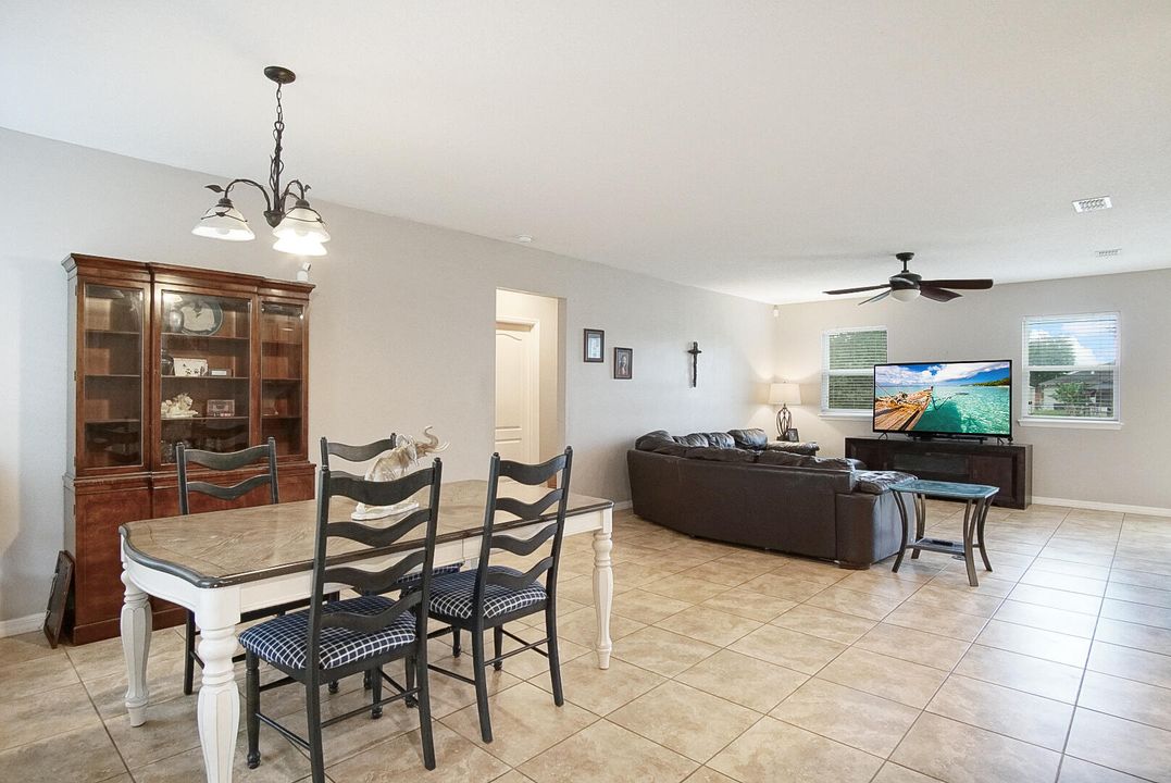 For Sale: $410,000 (3 beds, 2 baths, 1600 Square Feet)