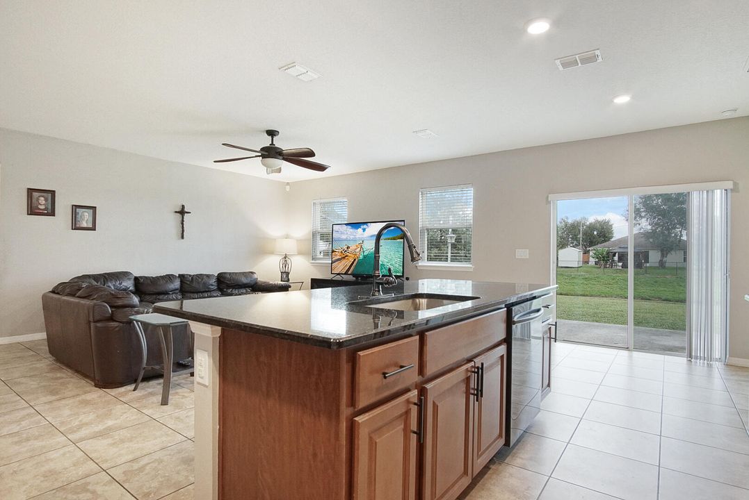 For Sale: $410,000 (3 beds, 2 baths, 1600 Square Feet)