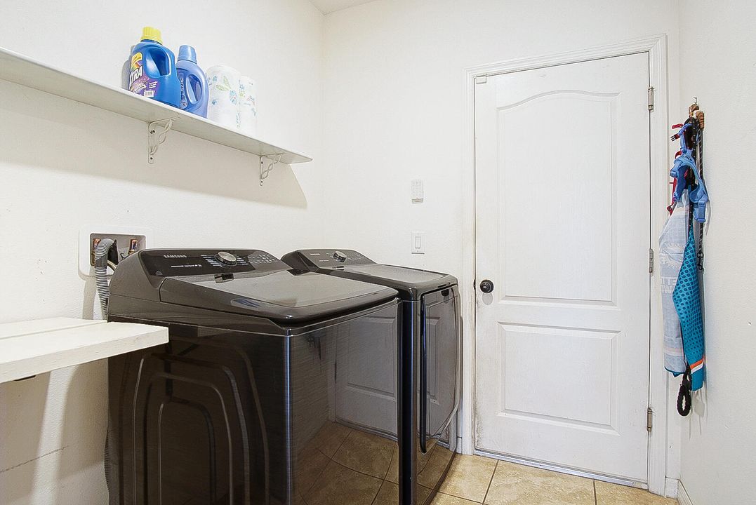 For Sale: $410,000 (3 beds, 2 baths, 1600 Square Feet)