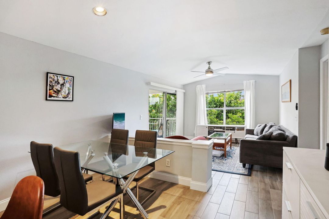 合同活跃: $2,200 (2 贝兹, 1 浴室, 857 平方英尺)