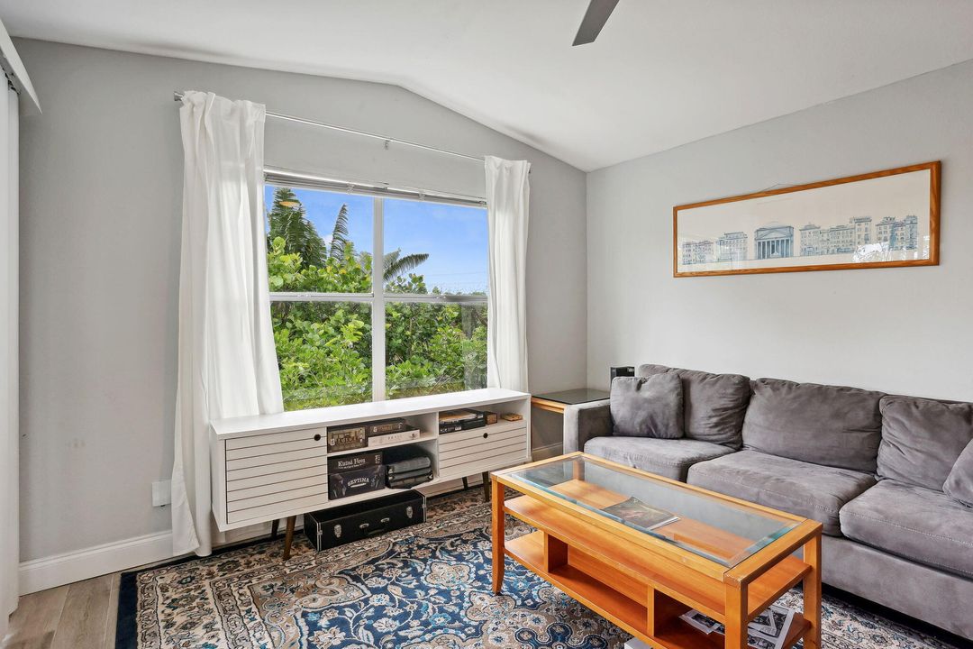 合同活跃: $2,200 (2 贝兹, 1 浴室, 857 平方英尺)