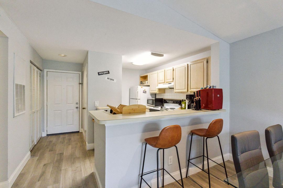 合同活跃: $2,200 (2 贝兹, 1 浴室, 857 平方英尺)