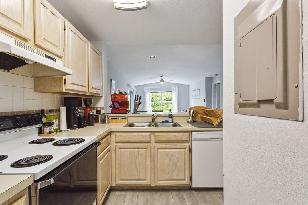 合同活跃: $2,200 (2 贝兹, 1 浴室, 857 平方英尺)