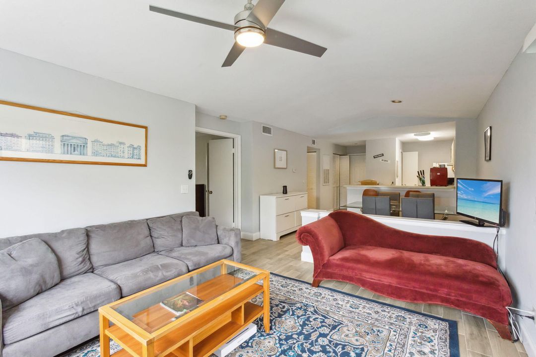 合同活跃: $2,200 (2 贝兹, 1 浴室, 857 平方英尺)