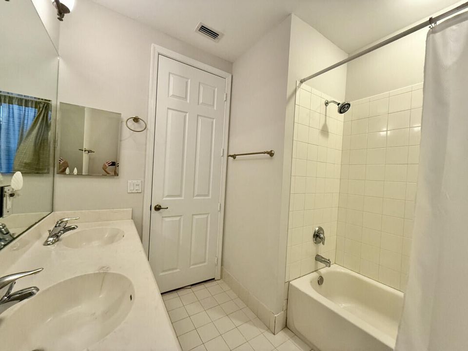 For Sale: $739,999 (5 beds, 3 baths, 2835 Square Feet)