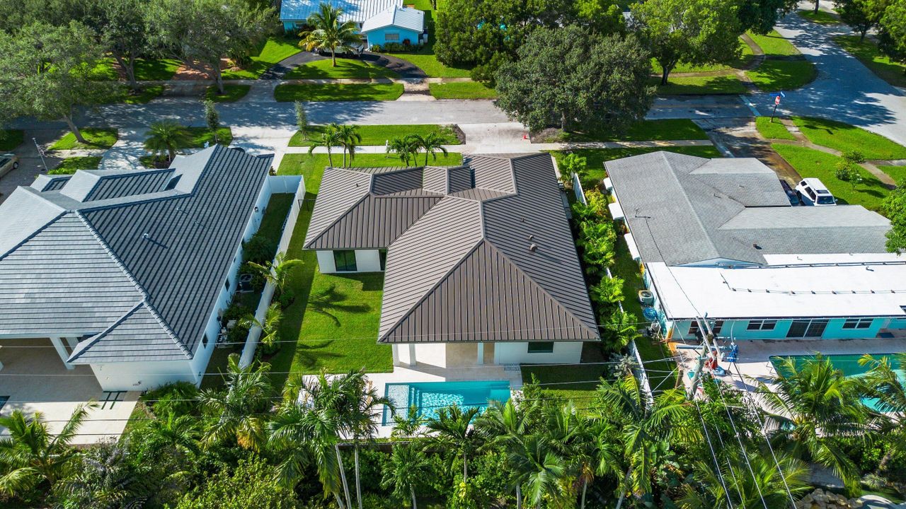 合同活跃: $2,099,000 (4 贝兹, 3 浴室, 2479 平方英尺)