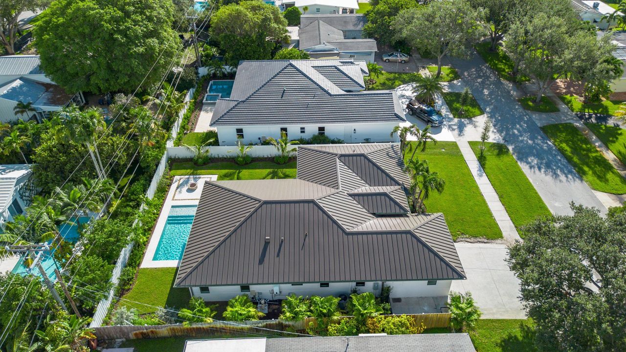 合同活跃: $2,099,000 (4 贝兹, 3 浴室, 2479 平方英尺)