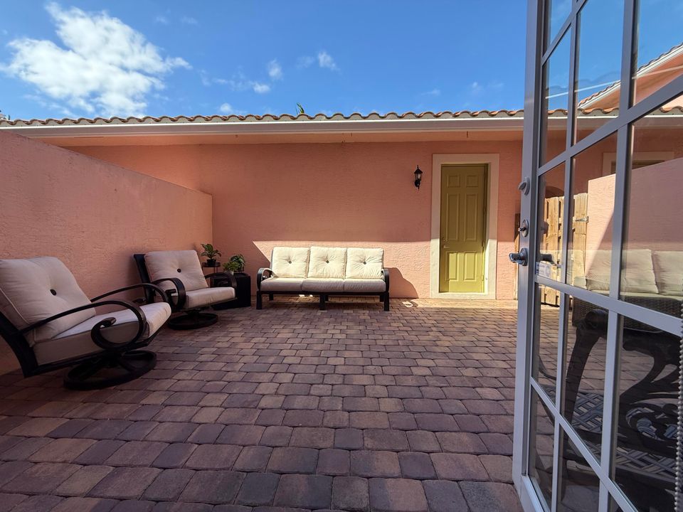 Active With Contract: $499,925 (3 beds, 2 baths, 1410 Square Feet)