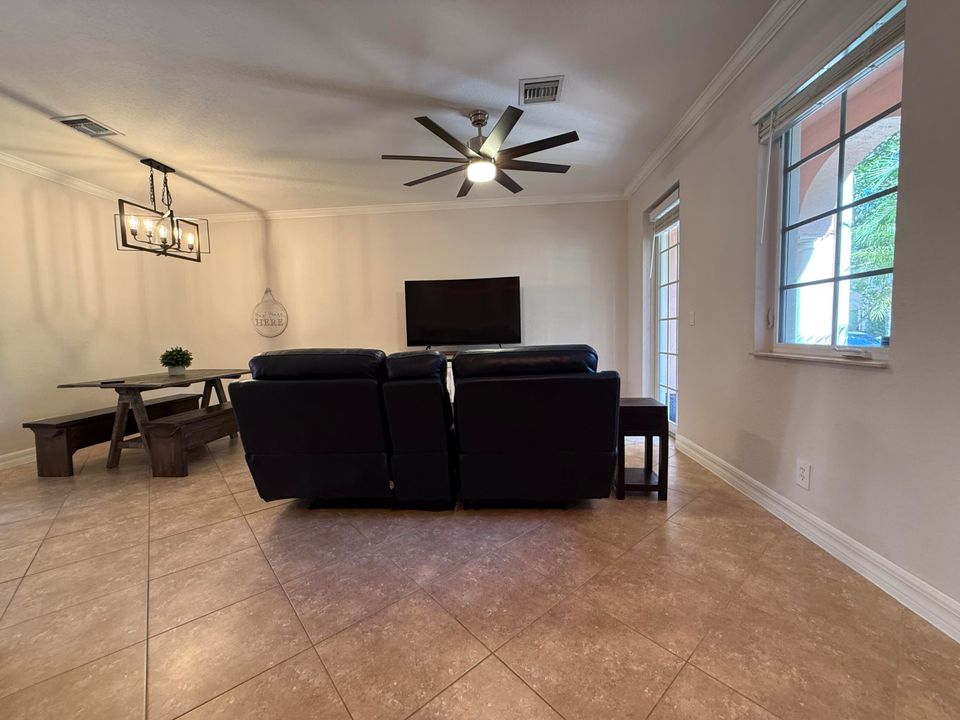 Active With Contract: $499,925 (3 beds, 2 baths, 1410 Square Feet)