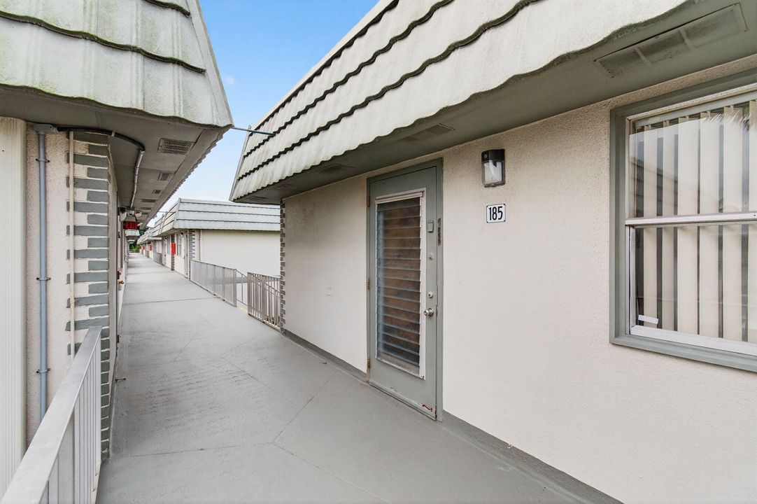 For Sale: $210,000 (2 beds, 2 baths, 988 Square Feet)