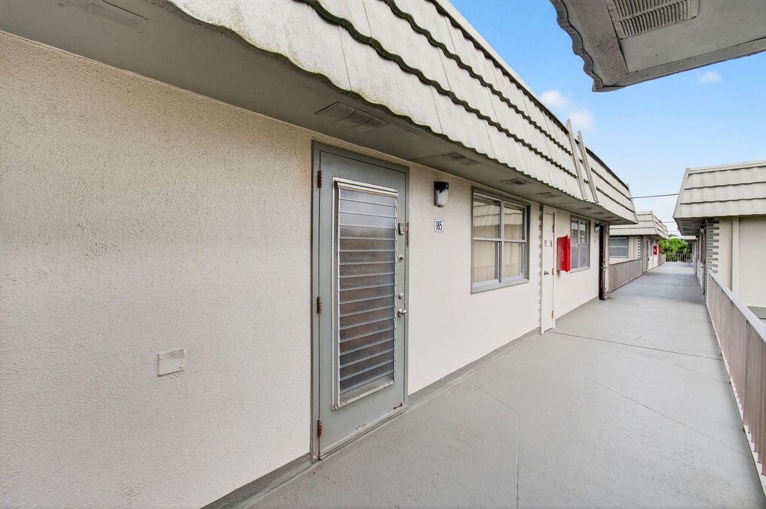 For Sale: $210,000 (2 beds, 2 baths, 988 Square Feet)