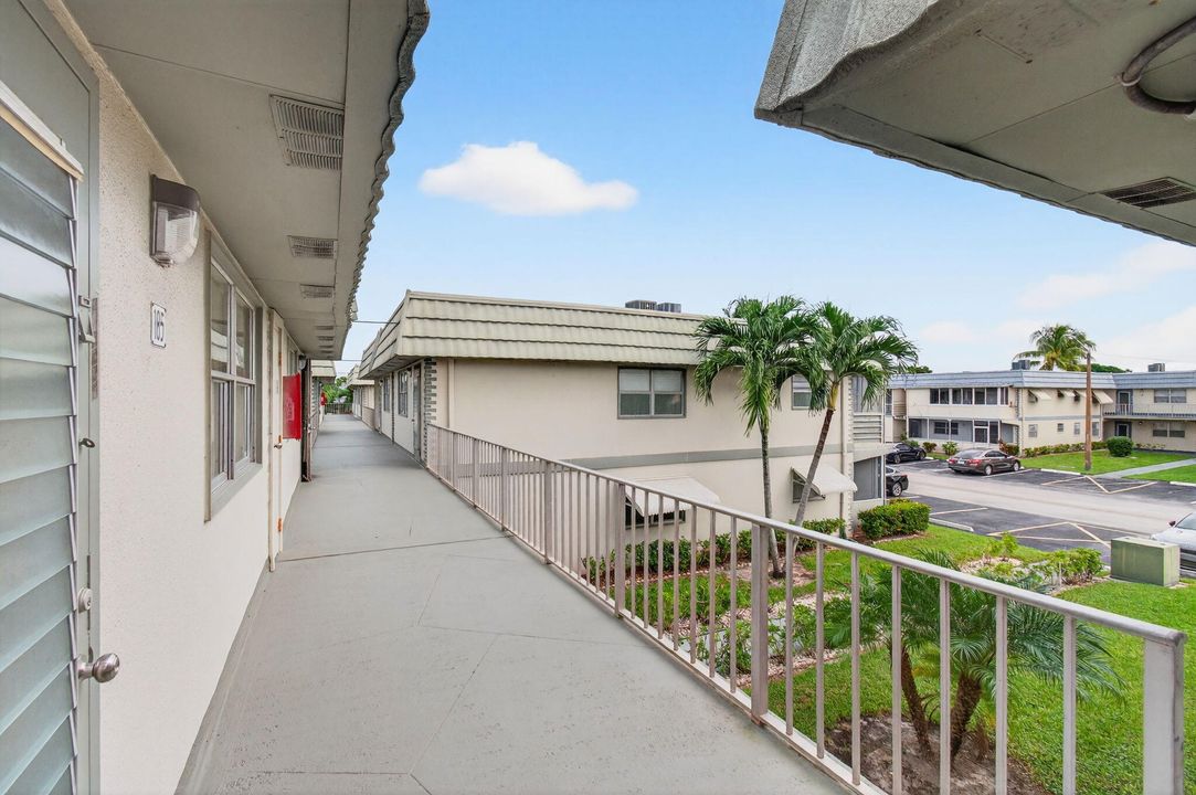 For Sale: $210,000 (2 beds, 2 baths, 988 Square Feet)