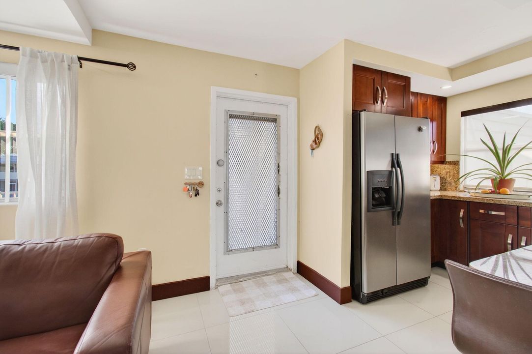 For Sale: $210,000 (2 beds, 2 baths, 988 Square Feet)