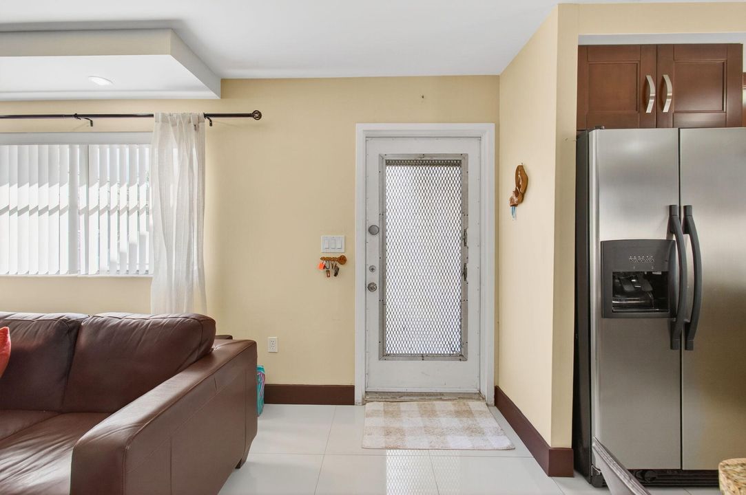 For Sale: $210,000 (2 beds, 2 baths, 988 Square Feet)