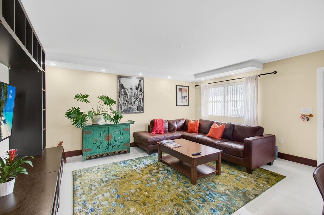 For Sale: $210,000 (2 beds, 2 baths, 988 Square Feet)