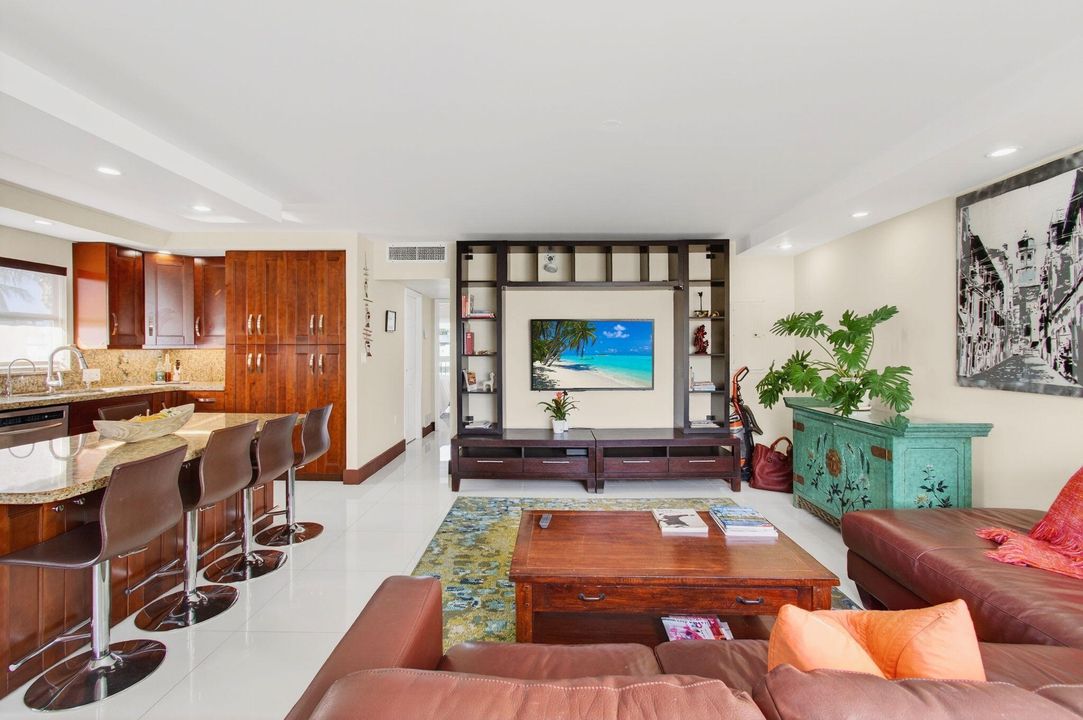 For Sale: $210,000 (2 beds, 2 baths, 988 Square Feet)