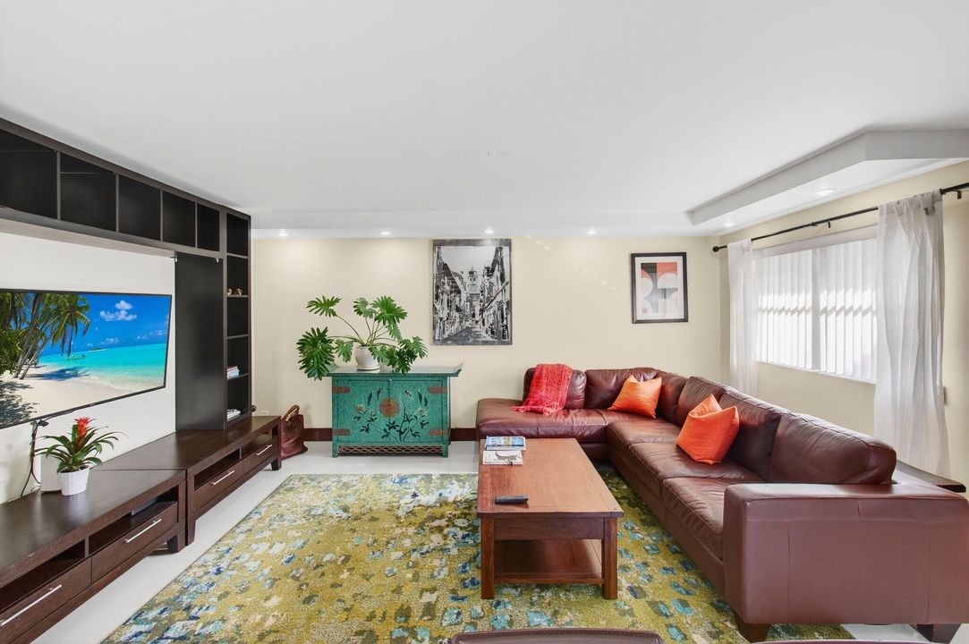 For Sale: $210,000 (2 beds, 2 baths, 988 Square Feet)