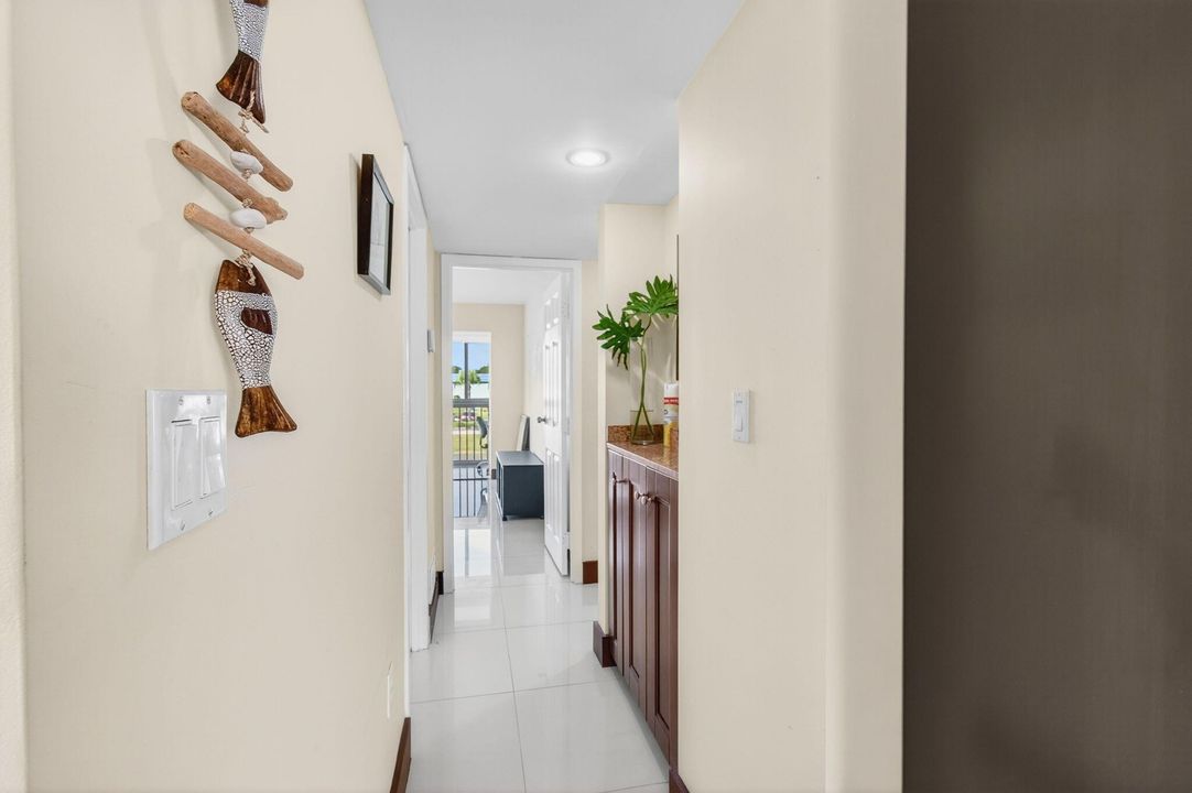 For Sale: $210,000 (2 beds, 2 baths, 988 Square Feet)