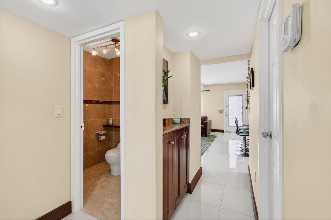 For Sale: $210,000 (2 beds, 2 baths, 988 Square Feet)