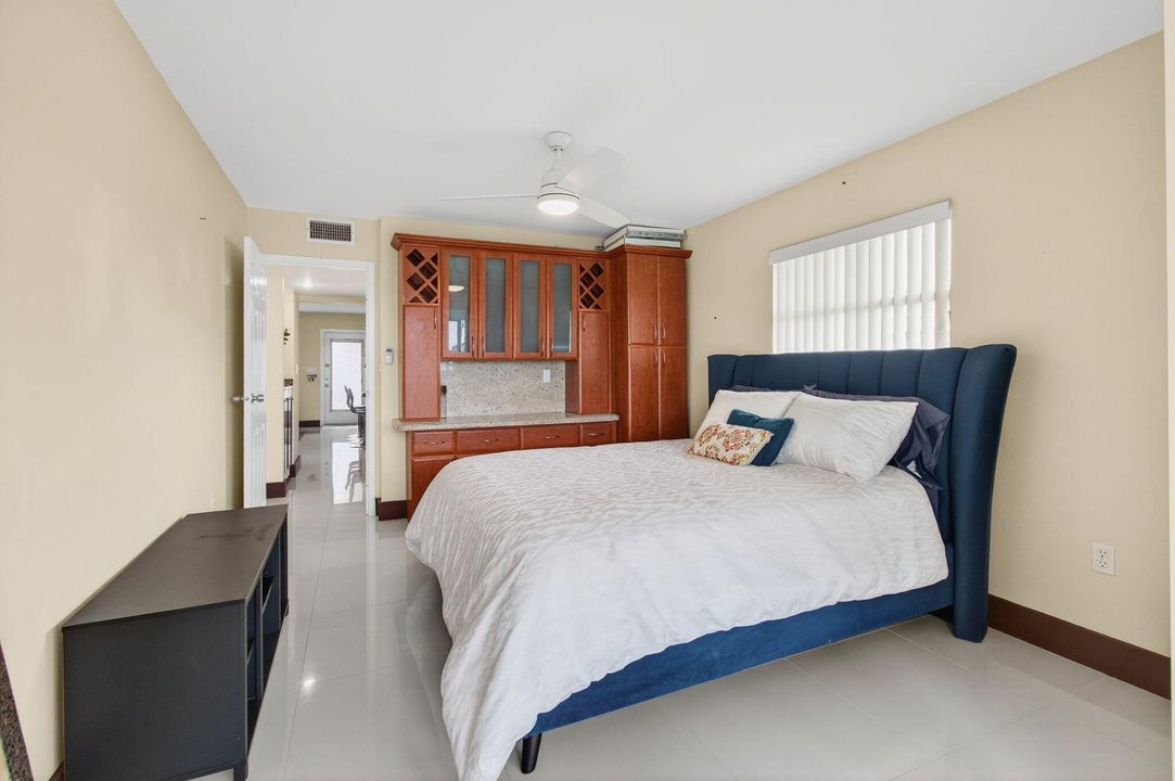 For Sale: $210,000 (2 beds, 2 baths, 988 Square Feet)
