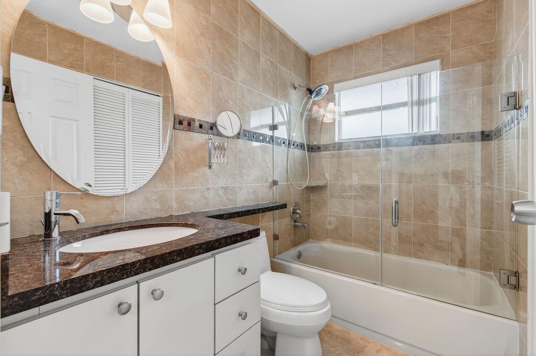 For Sale: $210,000 (2 beds, 2 baths, 988 Square Feet)